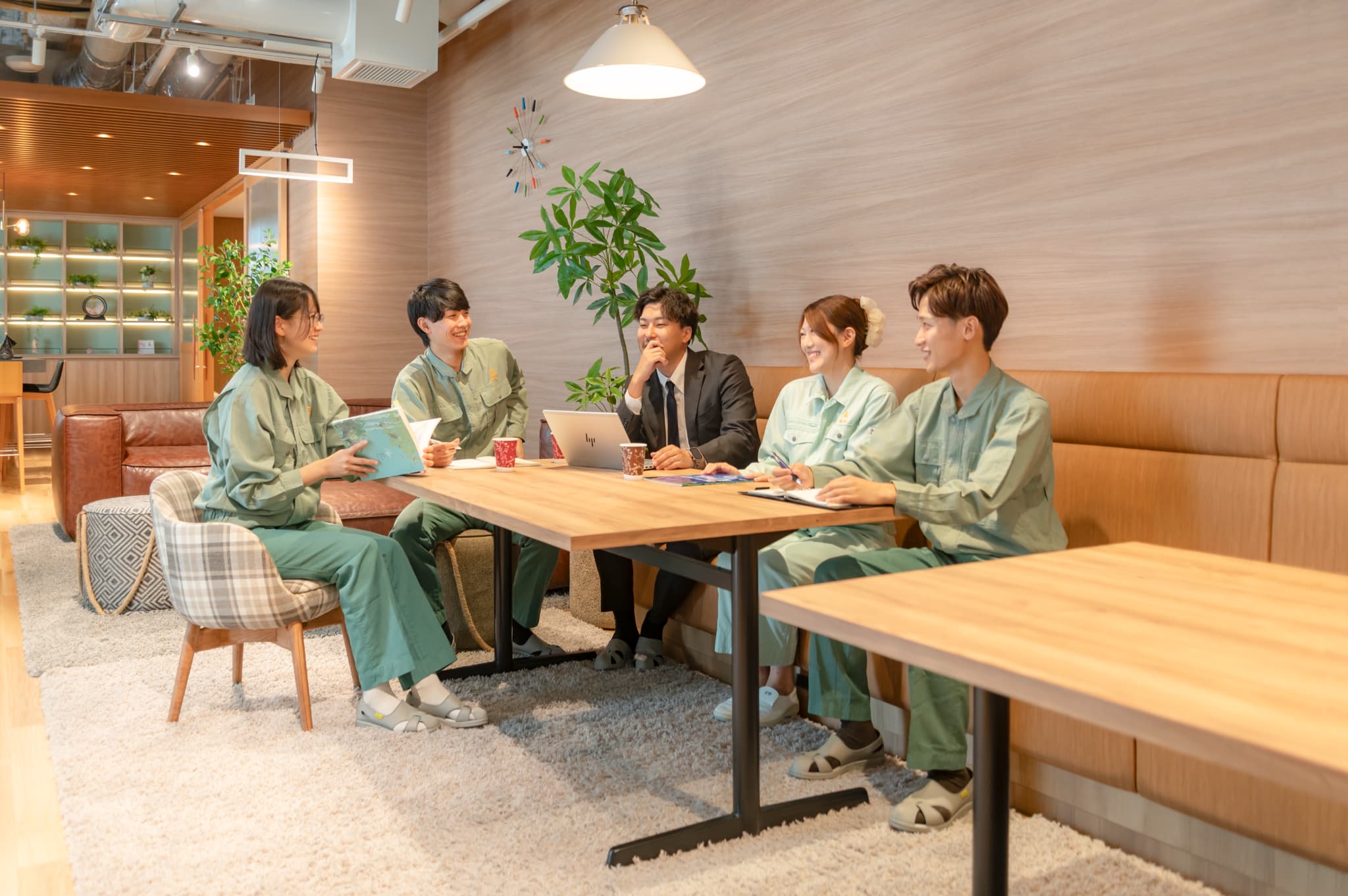 会話をする社員